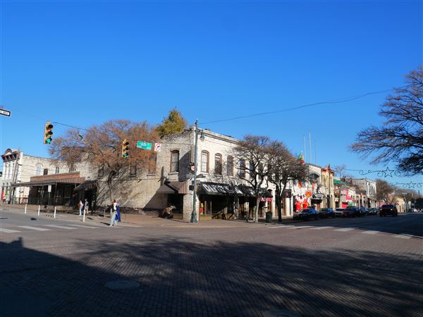6th Street Retail District (12/20/2024 - Credits: Alex Payne)