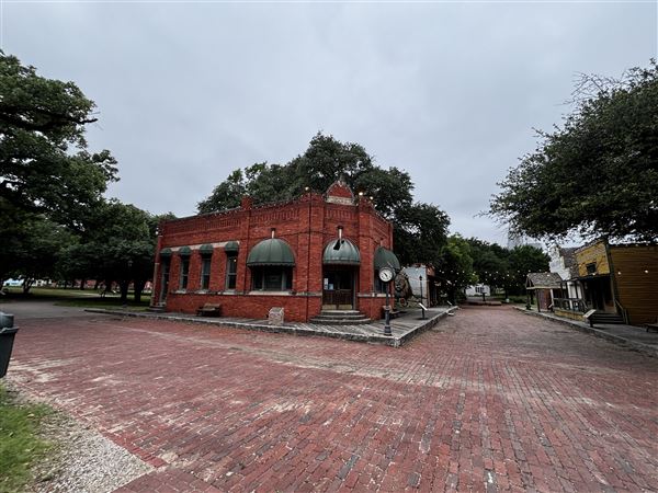 Old City Park - Bank (10/9/2025 - Credits: Austin Flores)