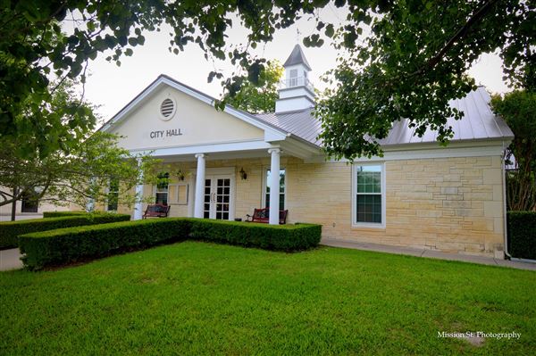 Glen Rose City Hall (6/1/2020 - Credits: Mission St. Photography)