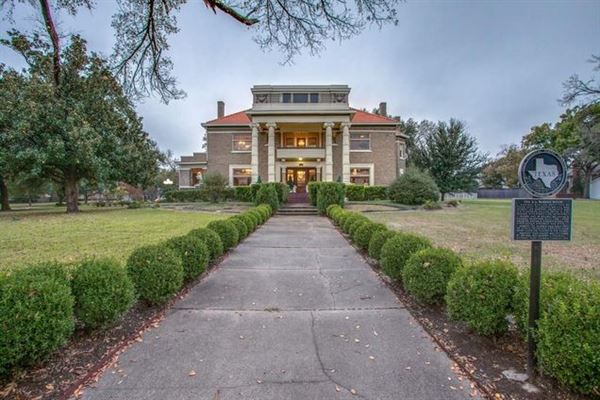 The Warren Mansion (1/27/2025 - Credits: Terrell Chamber of Commerce, Bella Photography)