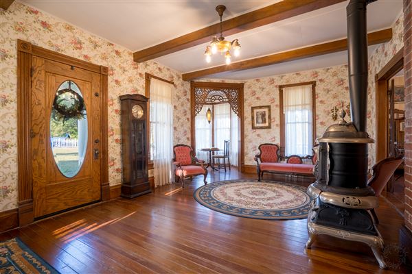 Yellow House at Thorp Spring (10/8/2025 - Credits: 3:23 Photography)