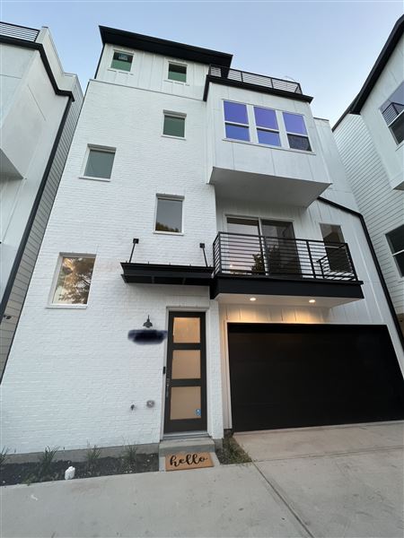 Modern Comtemporary East Downtown Houston Townhome (11/3/2023 - Credits: Duplex Dynasty LLC)
