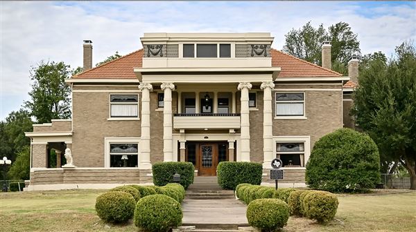 The Warren Mansion (1/27/2025 - Credits: Terrell Chamber of Commerce, Bella Photography)
