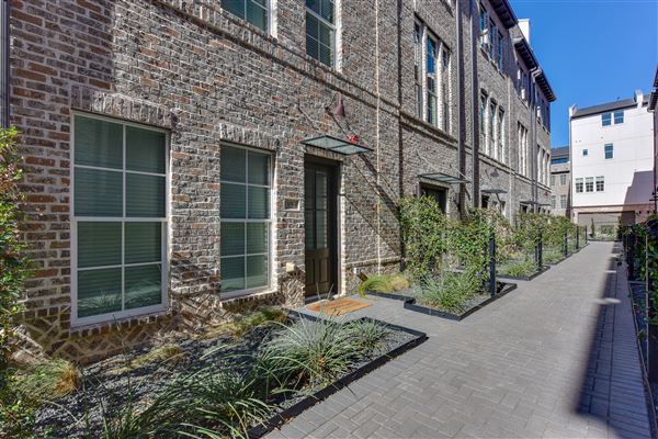 Vineyard Townhome (1/7/2020 - Credits: Robert Kies Photography)