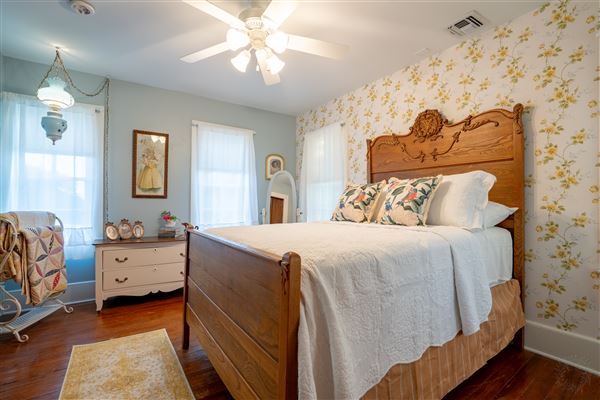 Yellow House at Thorp Spring (10/8/2025 - Credits: 3:23 Photography)