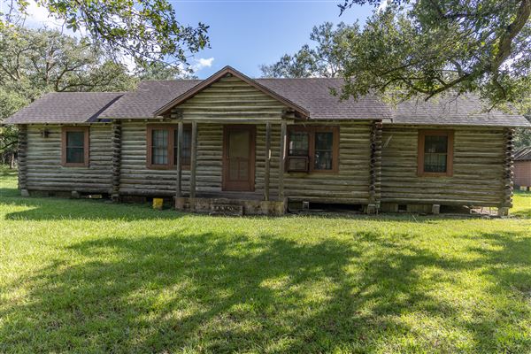 Wood Cabin at Chocolate Bayou Preserve (10/25/2021 - Credits: Visit Alvin)