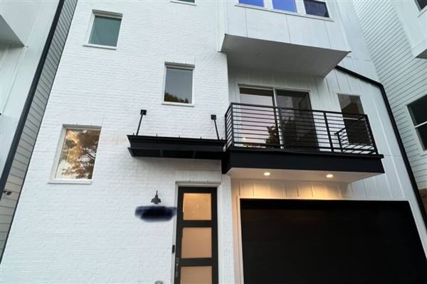 Modern Comtemporary East Downtown Houston Townhome (11/3/2023 - Credits: Duplex Dynasty LLC)