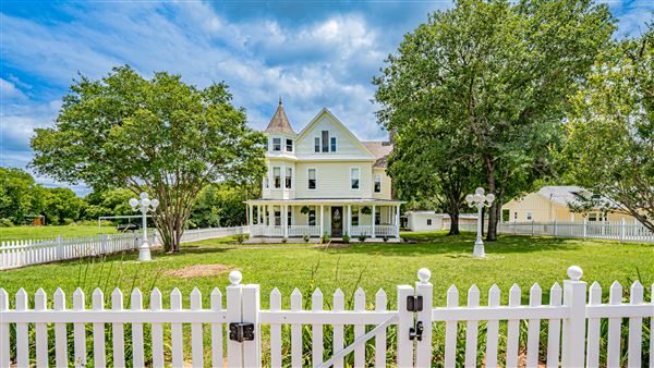 Yellow House at Thorp Spring (10/8/2025 - Credits: 3:23 Photography)