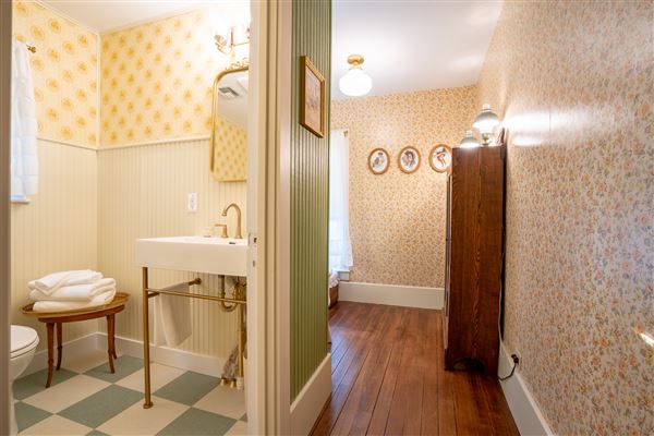 Yellow House at Thorp Spring (10/8/2025 - Credits: 3:23 Photography)