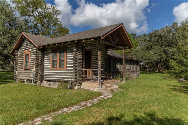 Wood Cabin at Chocolate Bayou Preserve (10/25/2021 - Credits: Visit Alvin)