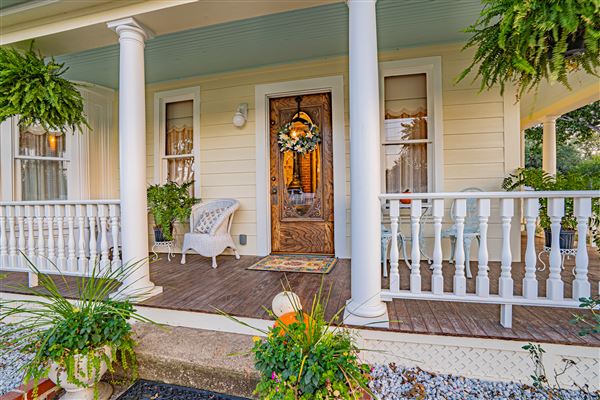 Yellow House at Thorp Spring (10/8/2025 - Credits: 3:23 Photography)
