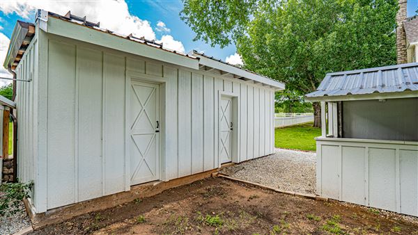 Yellow House at Thorp Spring (10/8/2025 - Credits: 3:23 Photography)