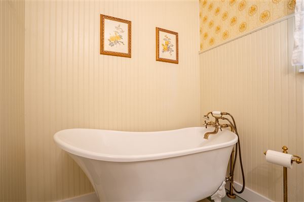 Yellow House at Thorp Spring (10/8/2025 - Credits: 3:23 Photography)