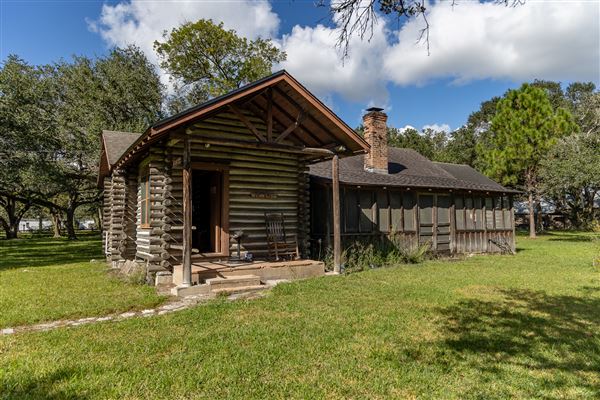 Wood Cabin at Chocolate Bayou Preserve (10/25/2021 - Credits: Visit Alvin)