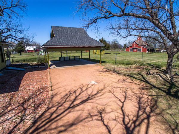 Harris House (10/1/2019 - Credits: submitted by: Roxanne McInroe)
