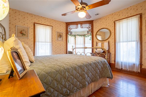 Yellow House at Thorp Spring (10/8/2025 - Credits: 3:23 Photography)
