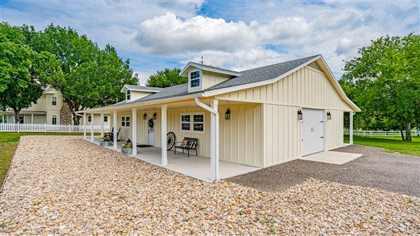 Yellow House at Thorp Spring (10/8/2025 - Credits: 3:23 Photography)