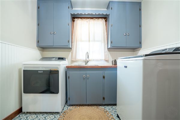 Yellow House at Thorp Spring (10/8/2025 - Credits: 3:23 Photography)