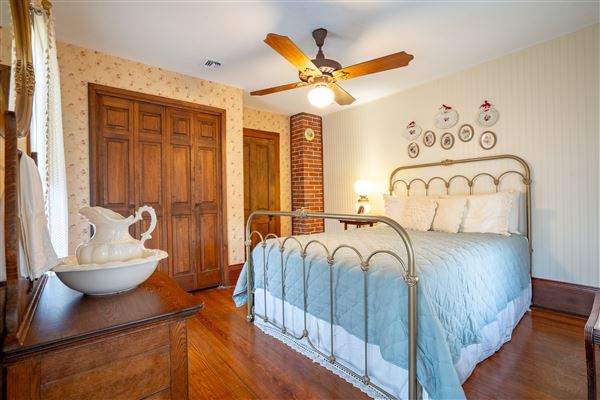 Yellow House at Thorp Spring (10/8/2025 - Credits: 3:23 Photography)