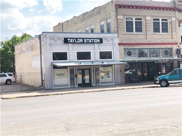 Vacant Taylor Storefront (9/24/2021)
