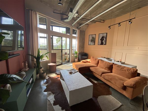 Post-Modern Industrial Downtown Loft (8/9/2022 - Credits: Vicky Adegbola)