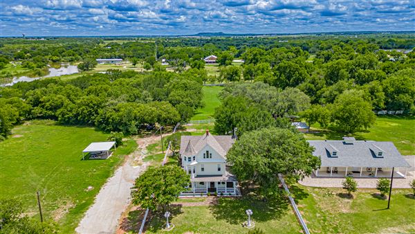 Yellow House at Thorp Spring (10/8/2025 - Credits: 3:23 Photography)